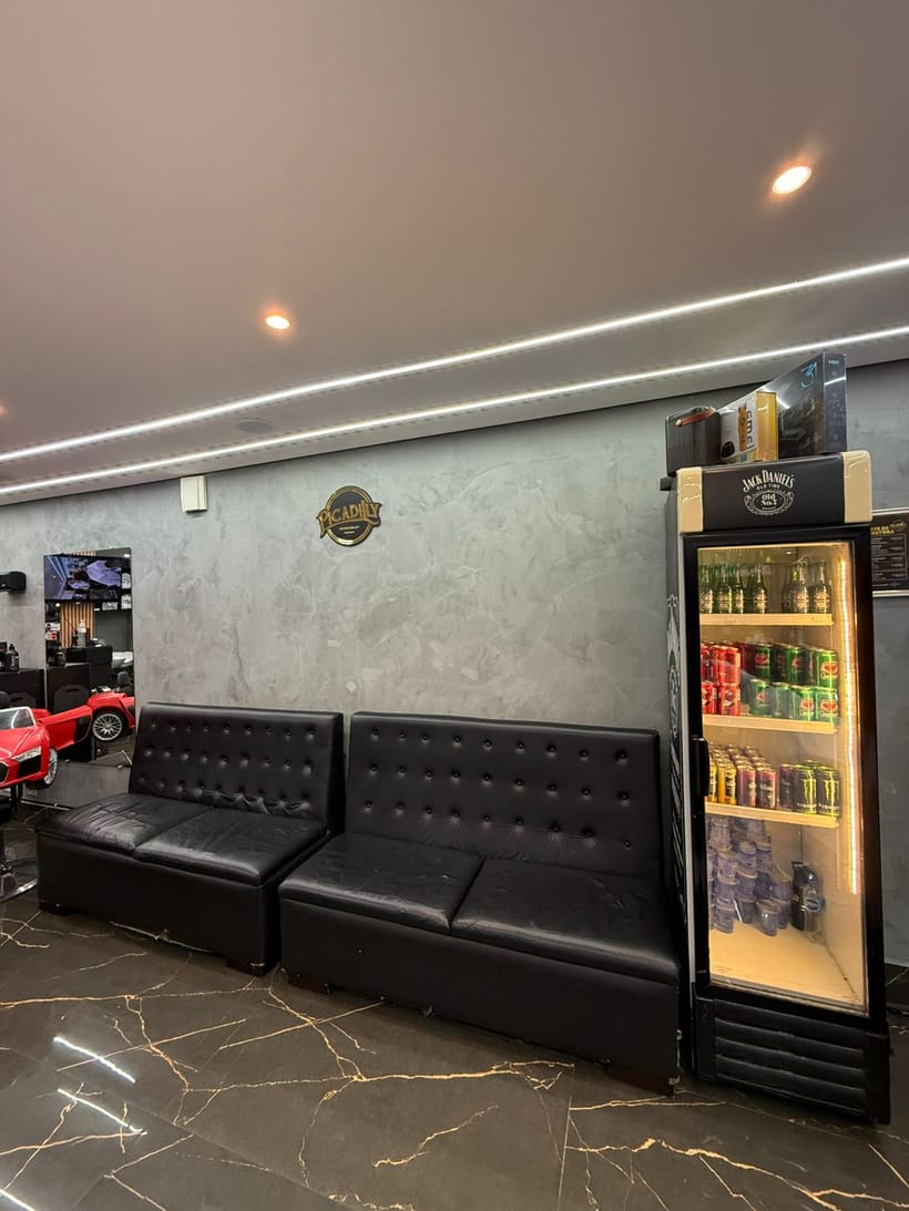 Bar com bebidas e produtos da barbearia